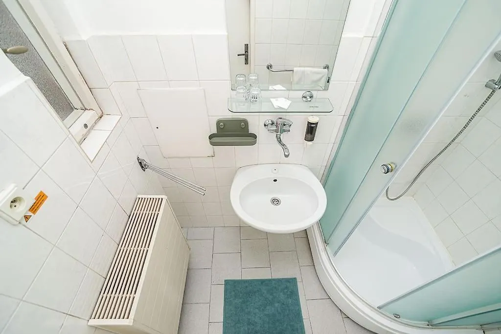 Bright 2 Bed With Big Terrace By Tram Apartamento Praga 0*,  República Checa